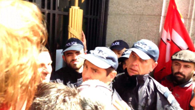 La police empêche les manifestants d'accéder à la mairie de Guéret