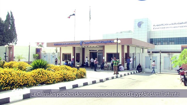 Les proches des passagers de l'avion d'EgyptAir dans l'attente