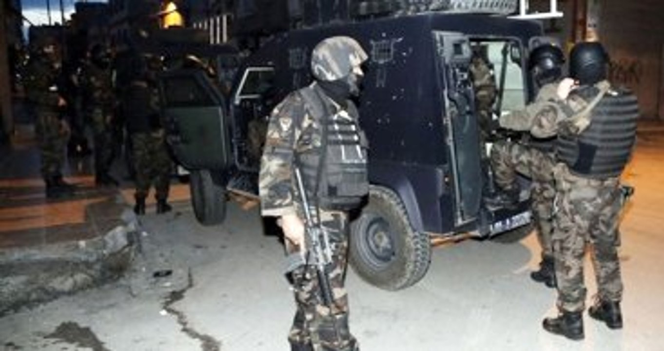 Polis IŞİD'in Hücre Evine Baskın Yaptı, Canlı Bomba Kendini Patlattı