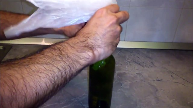 Как вытащить пробку из пустой бутылки при помощи пакета. Отличный способ! Смотреть до конца! ►►►