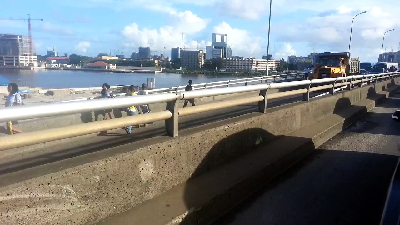 24-9-13 Falomo bridge, truck with broken brake
