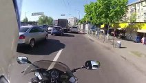 Un dame vient de se faire voler son sac devant un motard. Regardez la réaction héroïque du gars !
