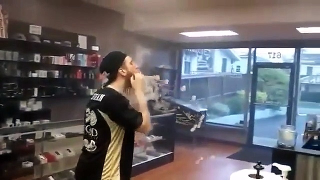 Le Boss avec une cigarette électronique !