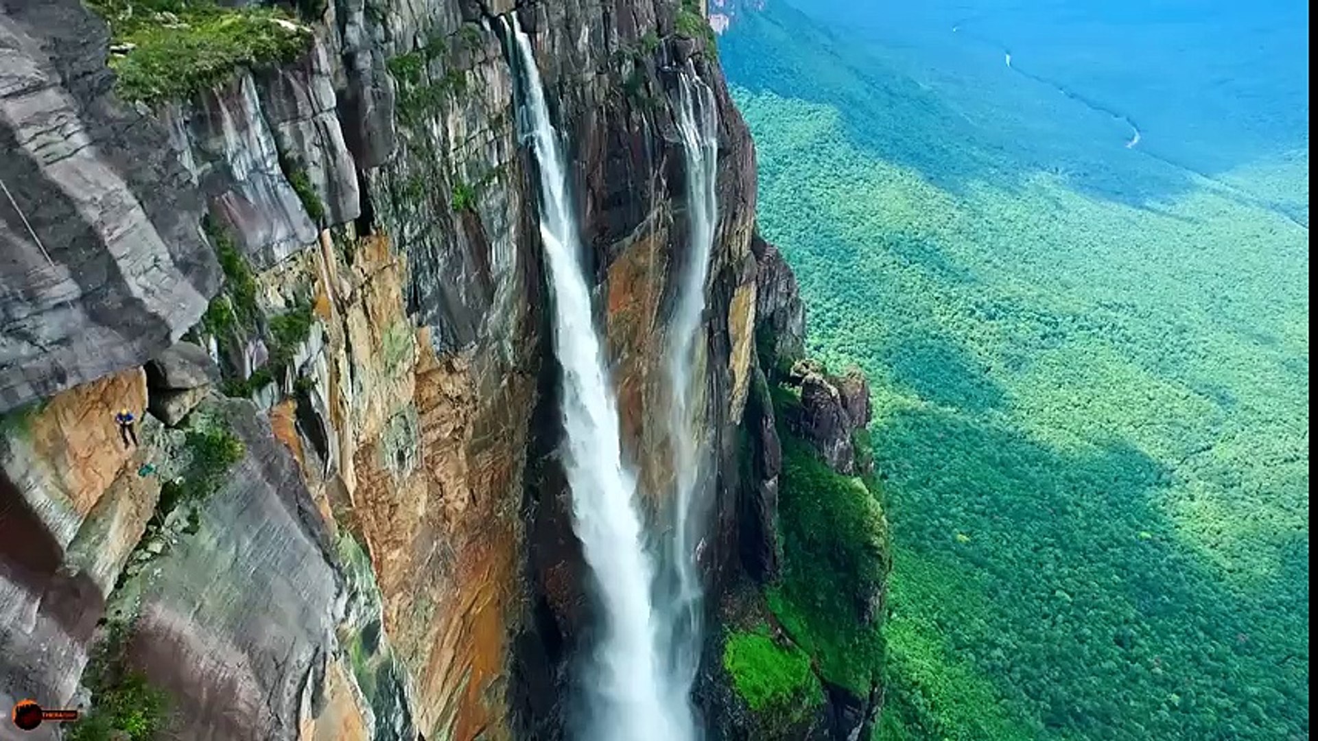 Самый высокий водопад в мире (вид с дрона)