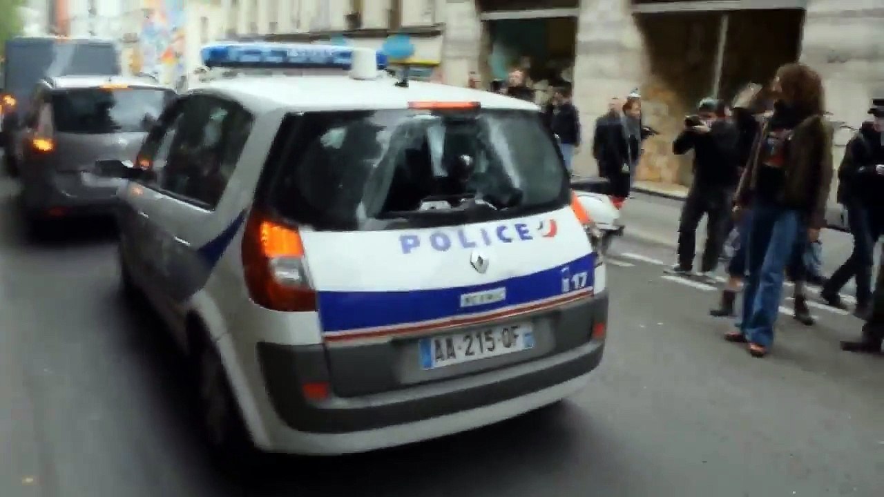 Voiture de police brulée: Les internautes saluent le courage du policier agressé renommé le "policier Kung-Fu"