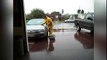Il profite de la pluie... pour nettoyer sa voiture! Pas de petites économies