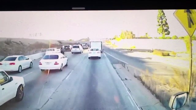 Un motard renversé par un pickup monte dans son coffre pour l'arrêter !