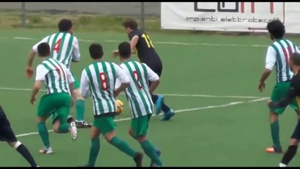 Mécontents, deux joueurs frappent l'arbitre