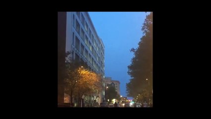 Une voiture balancée d'un parking en immeuble pour le tournage d'un film