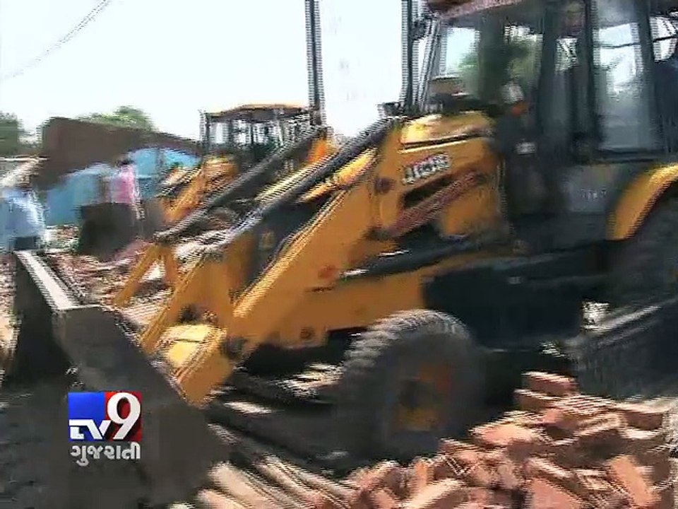 Vadodara- Clashes broke out between police and residents during demolition drive, 1 killed - Tv9