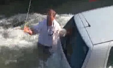 Su kanalında can pazarı... Eşini kurtarmak için hayatını hiçe saydı