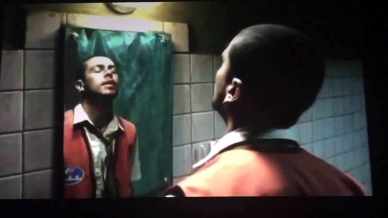 Error de edición película amores perros cuando entra Ramiro a pegarle a Octavio en la bañera