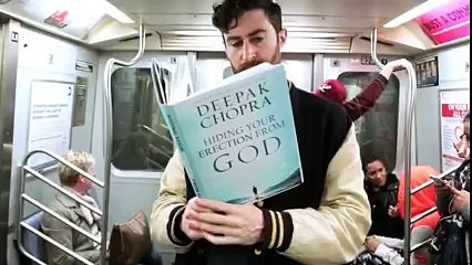 Quand tu lis un livre au titre très embarrassant dans le métro. Réactions shilarantes