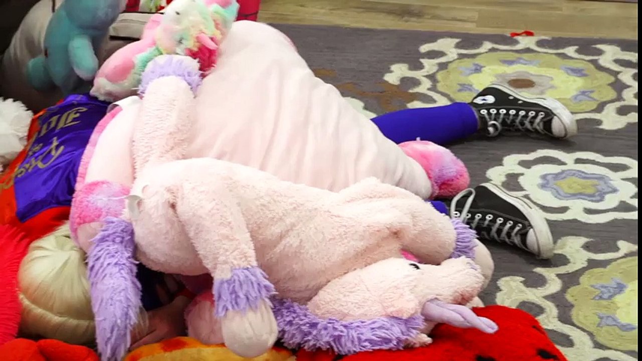 Harley Quinn vs Giant Minion Balloon Prank vs Pink Spidergirl Frozen Elsa & Frozen Anna Spiderman | Kid Video