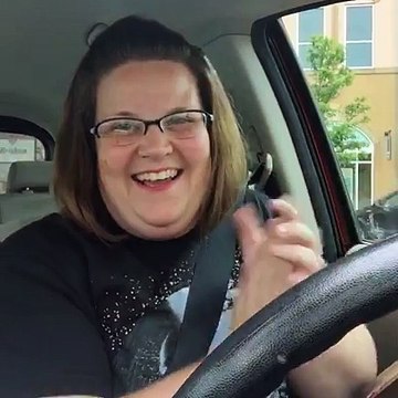 un fou rire avec un masque Chewbacca