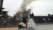 Nantes fire:  Huge fire destroys France basilica roof -  Incendie à la basilique Saint Donatien