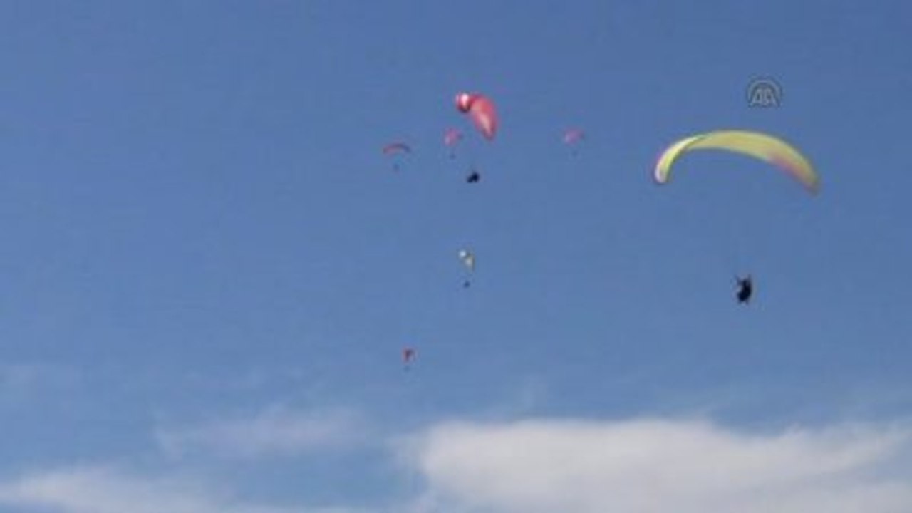 Yeni Evli Çiftten Gelinlik ve Damatlıkla Yamaç Paraşütü