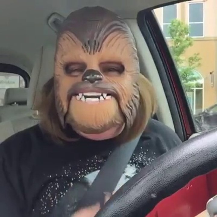 Cette femme s'extasie de son masque chewbacca animé et pique un fou rire