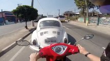 Un homme inattentif en scooter percute violemment une Volkswagen Coccinelle !