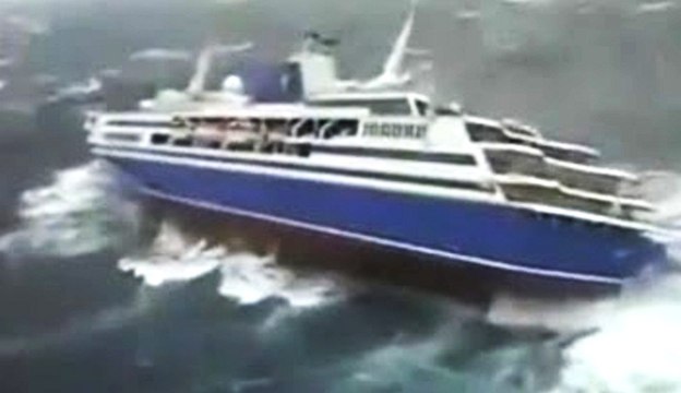 Круизный лайнер попал в шторм, взгляд снаружи судна и внутри