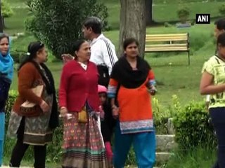 Tourists throng Kashmir Valley