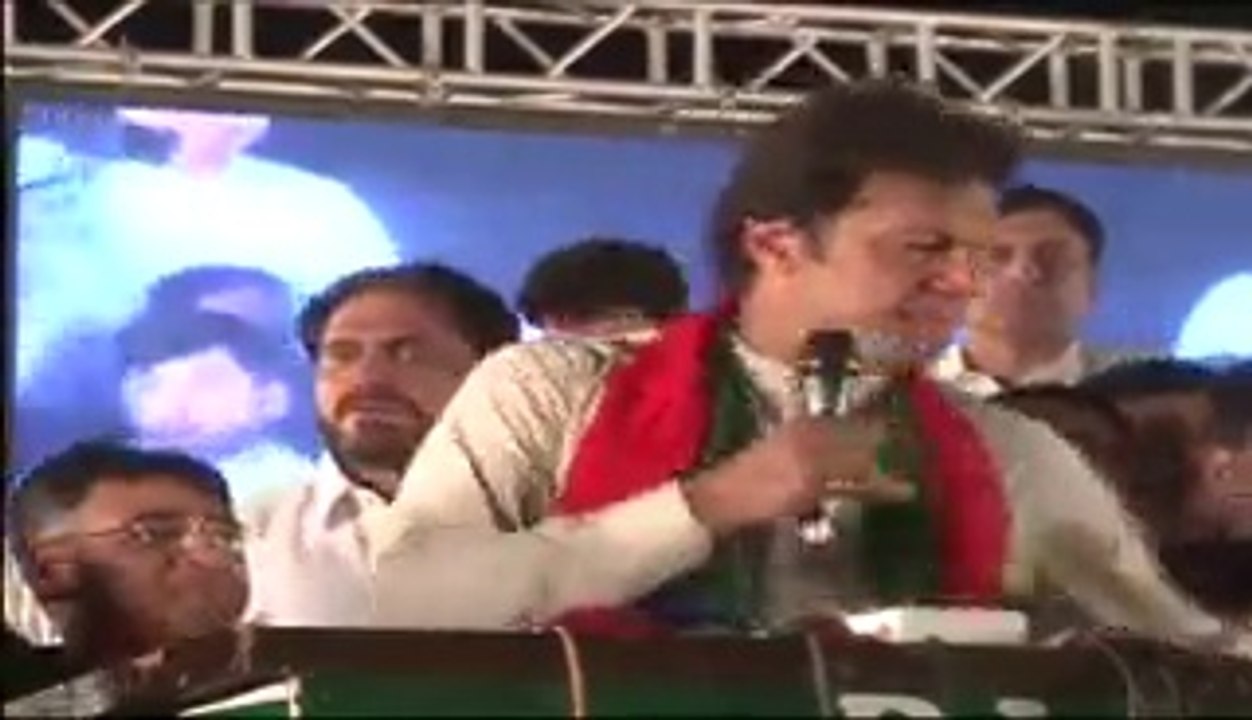 Watch Asad Umer Reaction When Imran Khan Slaps His Own Worker