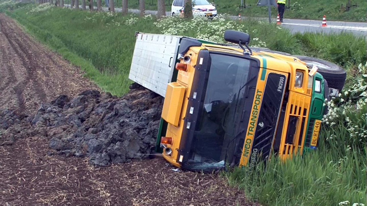 Vrachtwagen met modder belandt na ongeval in de sloot - RTV Noord