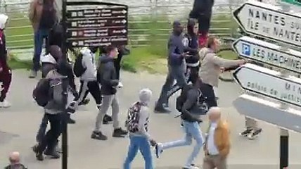 Tranche de vie à Nantes, chasse à l'homme Pendant la manif contre la loi travail , des jeunes attaquent un manifestant p