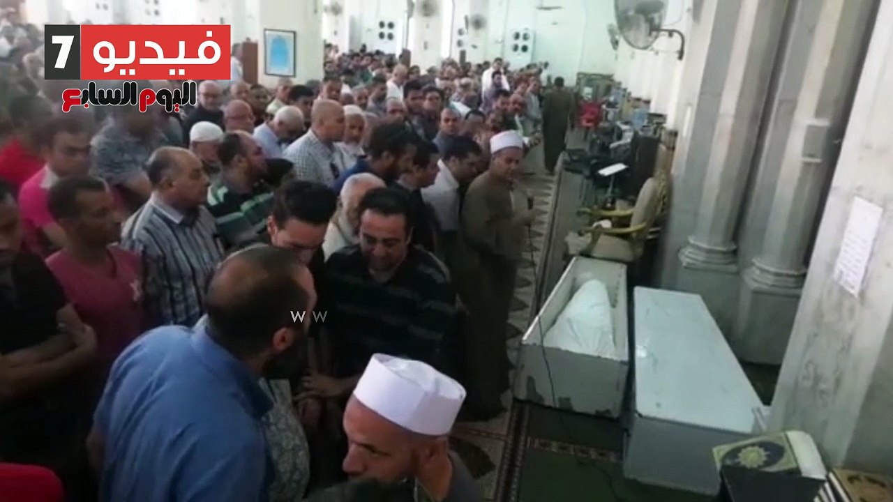 بالفيديو.. رئيس شركة مصر للطيران يتلقى العزاء فى طاقم الطائرة المنكوبة بمسجد ابوبكر الصديق