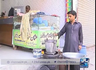 فیصل آباد میں کپڑوں کو رنگ کرتا کاریگر