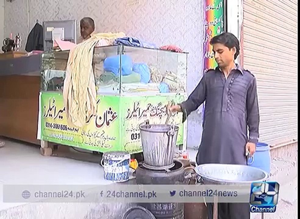 فیصل آباد میں کپڑوں کو رنگ کرتا کاریگر