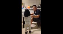 Une enfant donne à boire à son papa