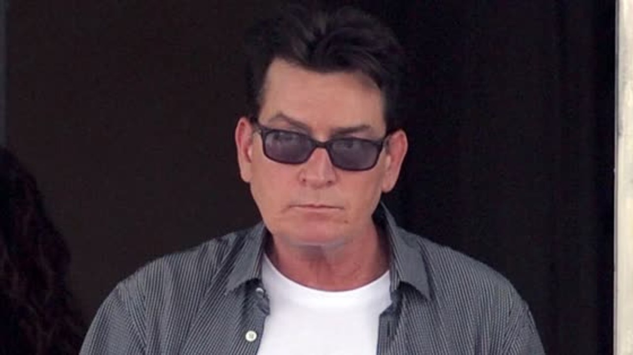 Charlie Sheen cree que se le deben $40 millones...