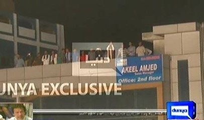 Imran Khan's popularity --- Dhobi ghat ki kareebi imarat main logh chhaton per khare hoker PTI ka jalsa dekh rahe hain