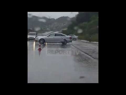 Report TV - Përplasen dy makina në aksin Elbasan-Tiranë,fatmirësisht pa të lënduar