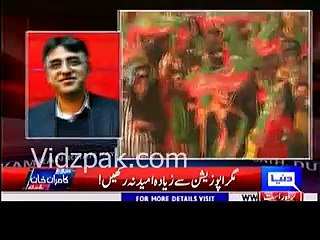 Asad Umer's great reply to Kamran Khan for saying "PTI Panama maamle per akele rehjaegi"