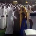 حاكم دبي محمد بن راشد يقبل زوجته أمام العامة ويضرب العادات بعرض الحائط