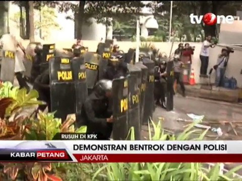 Rusuh di KPK, Demonstran Bentrok Dengan Polisi