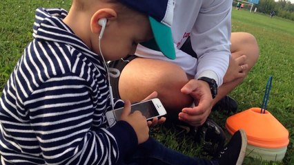 Димка слушает музыку на Айфоне ВЛОГ Dimka listening to music on the IPhone VLOG