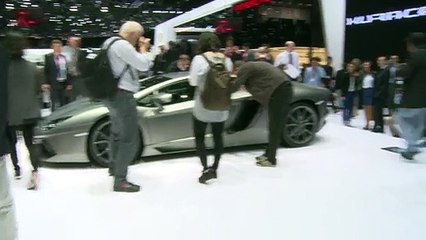 Lamborghini Huracan at Geneva 2014 - Interview with Stephen Winkelmann - Video Dailymotion