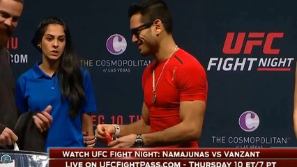 Esta chica disfruta su trabajo como nadie. Atención a sus miradas