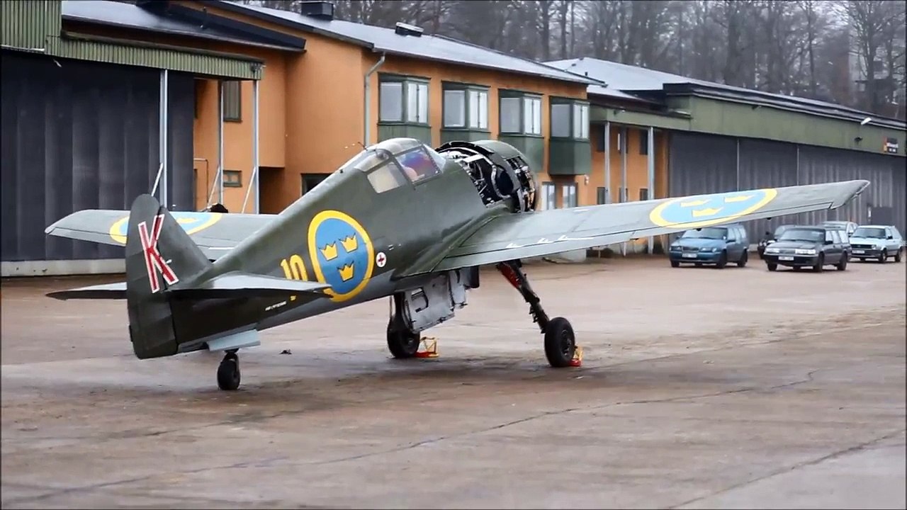 FFVS J 22 Swedish jet fighter starting the engine