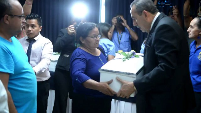 Corte entrega restos de masacrados en El Salvador