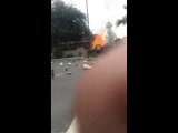 La macchina è avvolta dalle fiamme, ma quest'uomo riesce ad estrarre il guidatore