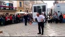 Luca Zingaretti imita Totò a Scicli