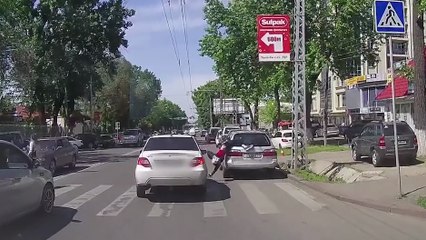Un enfant se fait percuter par une voiture et se relève comme s'il ne s'était rien passer