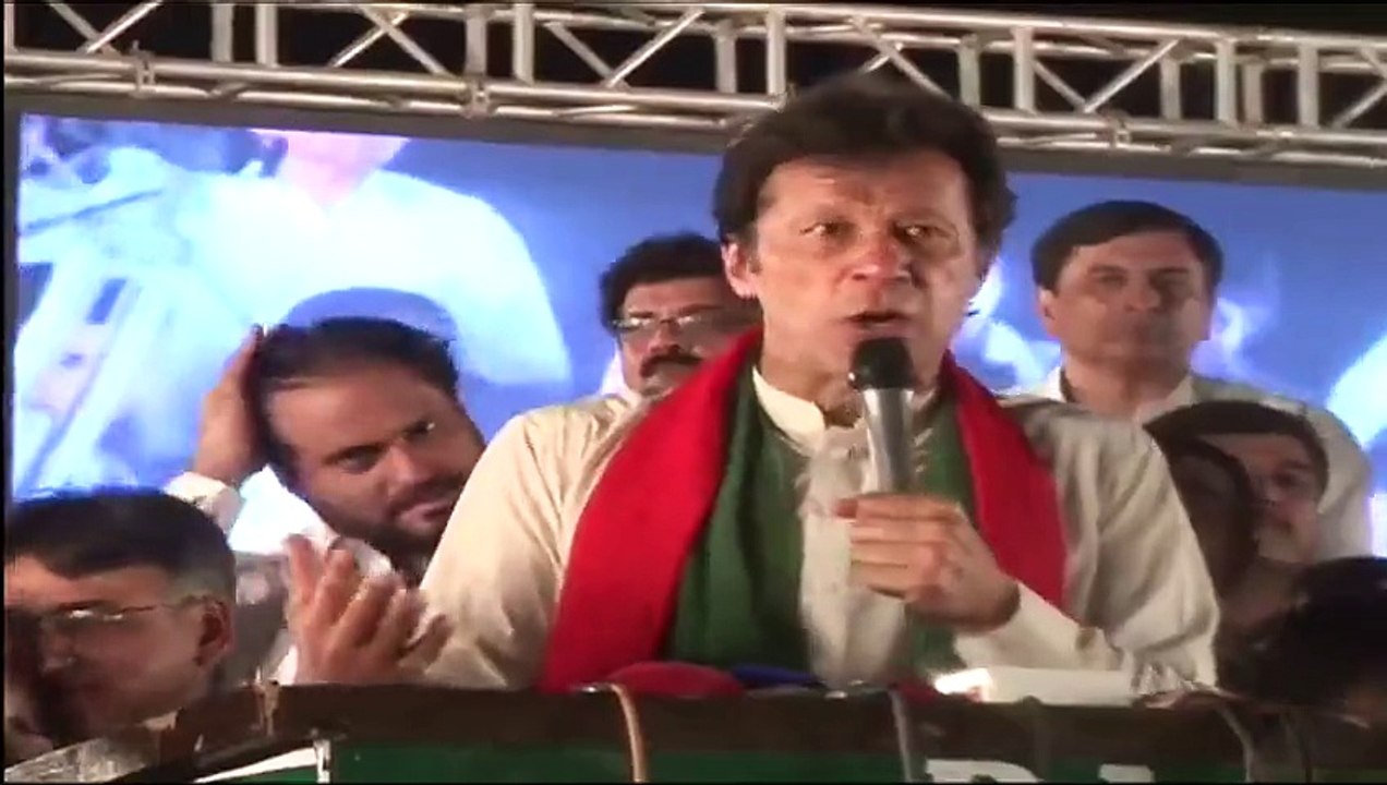Watch Asad Umer Reaction When Imran Khan Slaps His Own Worker