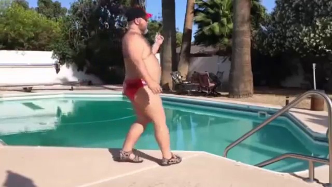 Il danse au bord de sa piscine, et ça fait vraiment du bien de le voir !