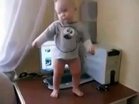 Такого малыша вы точно не видели танцует просто от души!
