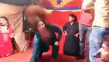 Khatoon Stage Pe Dance Karte Hue Gir Pari
